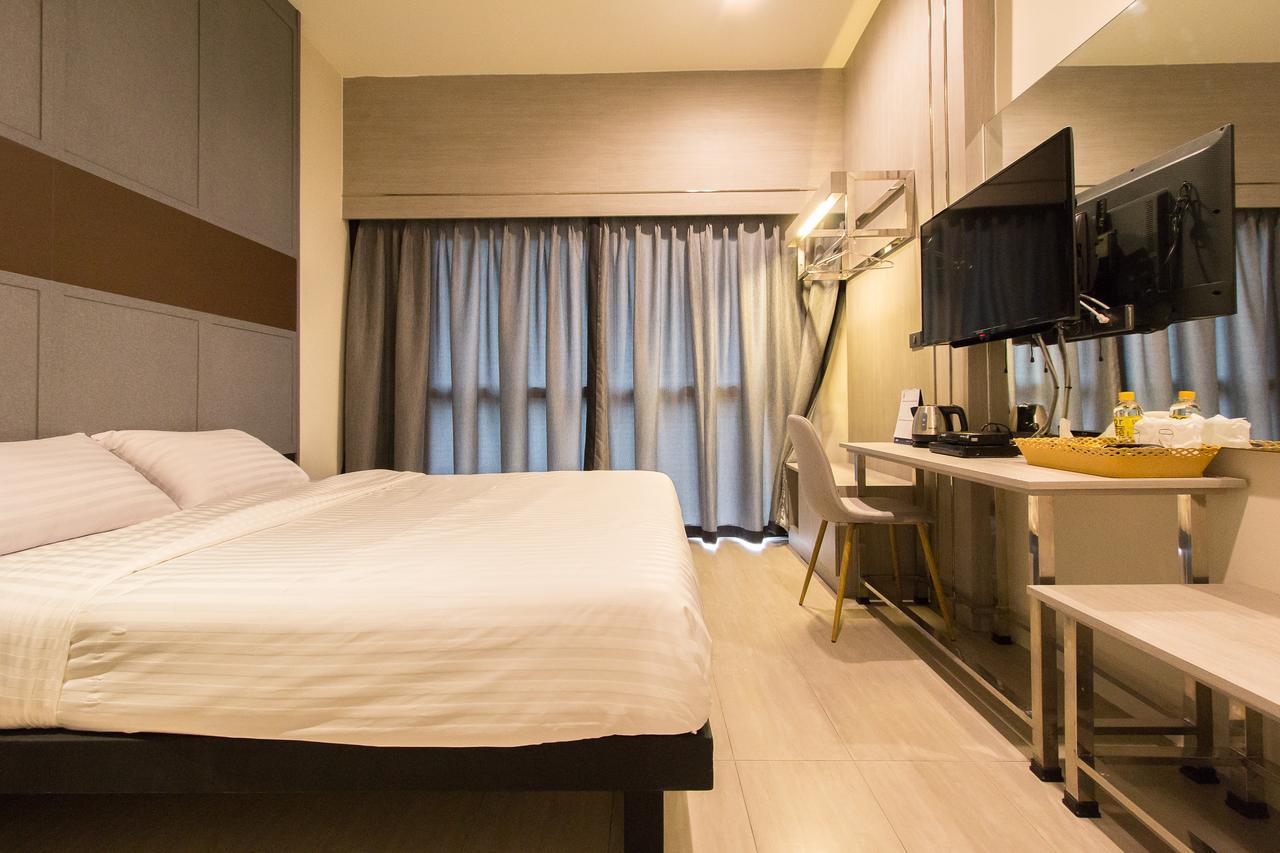 Lazy Sunday Hostel Bangkok Buitenkant foto