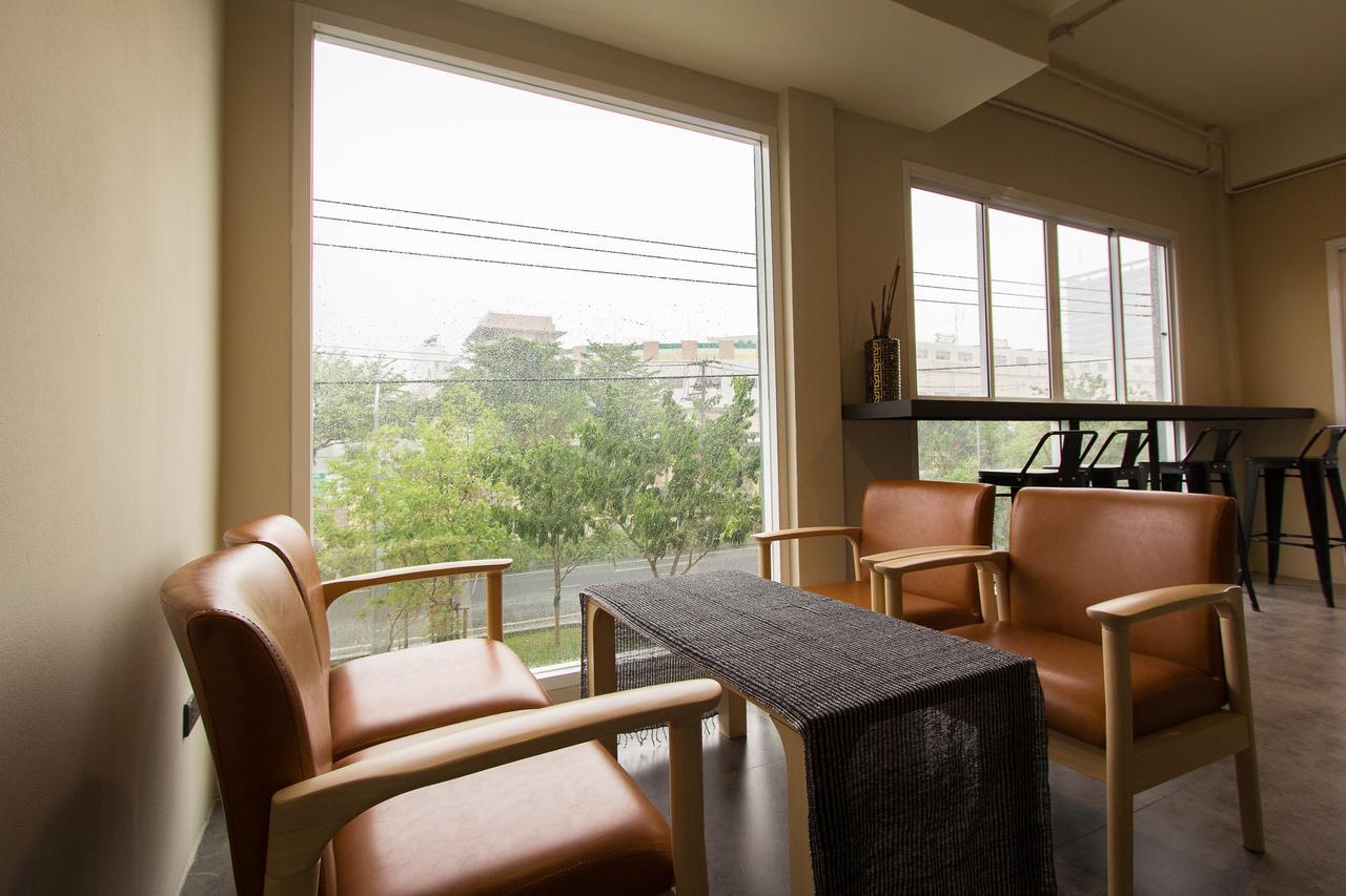 Lazy Sunday Hostel Bangkok Buitenkant foto